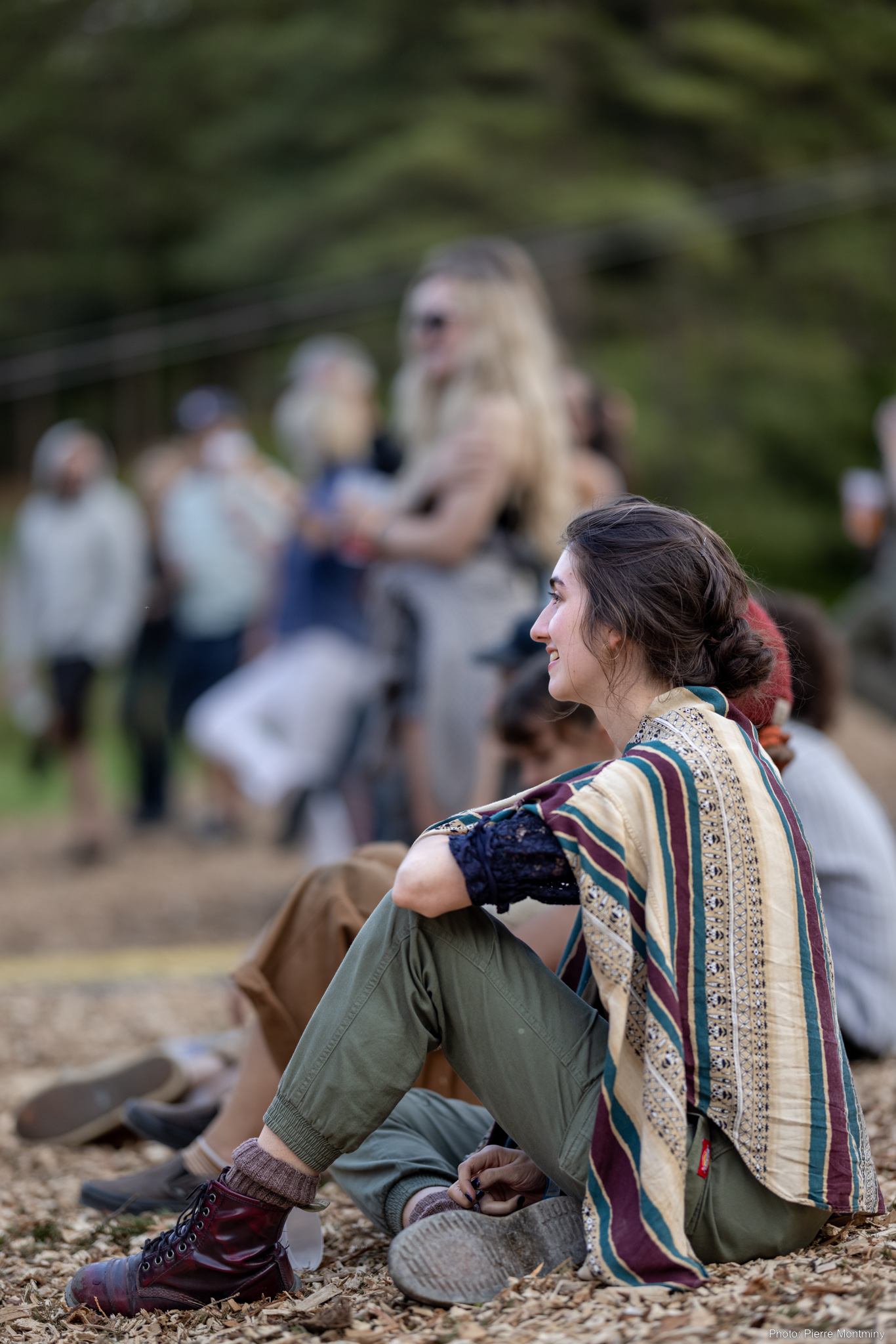 Festival FOCUS | Festivaliers souriants, assis dans la pente en face de la scène Simple Malt Braaseurs
